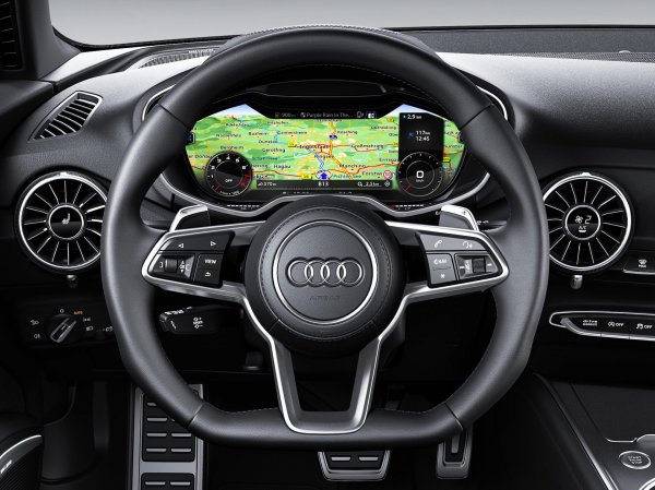 Audi беше първата компания, която постави TFT инструментални панел с пълна широчина, които революционизираха дизайна на таблото. Това започна още с купето TT през 2014 г. Възможността да превърнете целия си табло в цифрова карта беше нещо, което по-ранният TFT-дисплей на Jaguar трябваше да направи, но това така и не стана. И дори когато се използва за показване на обикновени стари обороти на двигателя, го прави по-ясно от повечето аналогови часовници.