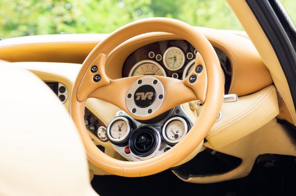 Британският производител TVR създаде някои от най-дивите спортни автомобили през 90 -те и 2000-те години, а интериорът им беше също толкова впечатляващ, колкото и екстериора, като се променяше при всяка нова кола. Cerbera, например, включваше доста конвенционален набор от традиционно изглеждащи циферблати, видими през горната половина на волана, но имаше два допълнителни индикатора (плюс вентилационен отвор) под него.