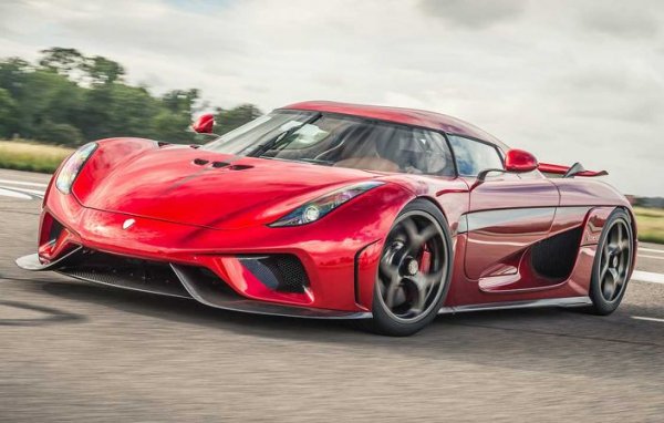 През 2016 г. хиперколата Regera беше представена на автосалона в Женева като заместник на модела Agera. Заявената максимална мощност на силовия агрегат, в който влизат 5,0-литров V8 Twin Turbo и 3 електромотора, е 1500 к.с., а максималният въртящ момент достига 2500 Нм. За модела е разработена оригинална трансмисия, която също помага за ускорение от 0 до 100 км/ч за 2,8 секунди. 