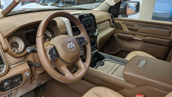 Най-луксозната версия - Laramie Longhorn Edition