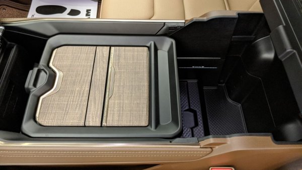 Плъзгащата се напред и назад кутия за вещи е доста удобна