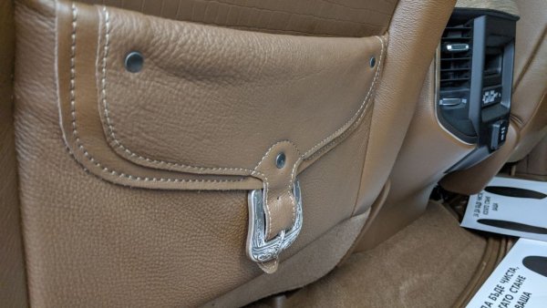 Задните джобове за вещи с катарами ни идват малко в повече, но вероятно се ценят в Небраска и Арканзас