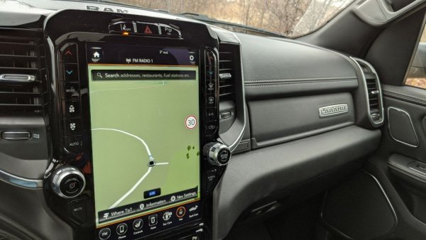 Информационната система като размери доста напомня за тази в Tesla, и е много лесна за ползване