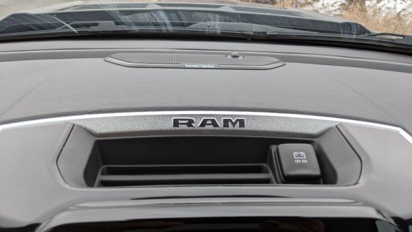 Към изобилието от USB 3.0 и USB-c портове се прибавят и цели три извода 12V