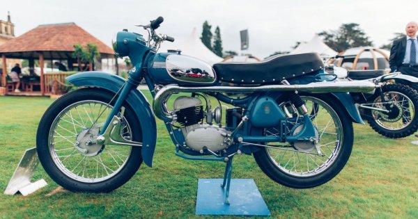 Второто място при състезателните мотори е за тази Husqvarna Drombagen Sports от 1950, спечелила 6 златни медала в сериите International Six Days Trial
