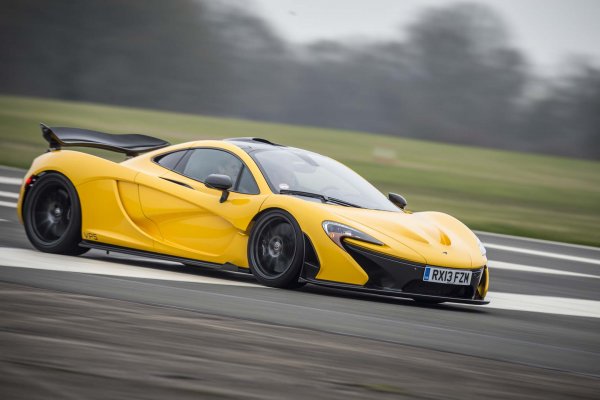 Хибридният McLaren P1 също слиза под 10 секунди на 1/4-миля. Моделът беше показан още през 2012 г. в Париж, като се задвижва от агрегат, включващ 3,8-литров V8 с мощност 737 к.с. и електромотор със 189 к.с. Скоростната кутия е 7-степенна "роботизирана" Graziano. Според официалните данни, P1 ускорява от 0 до 100 км/ч за 2,8 секунди, а максималната му скорост е ограничена на 350 км/ч.

На 1/4-миля хиперколата се представя блестящо - 9,8 секунди и скорост от 243 км/ч на финала. Това постижение беше потвърдено и от тест на изданието MotorTrend през 2018 г., като единствената разлика беше на финала, където скоростта беше 240 км/ч. От P1 са произведени общо 375 бройки.
