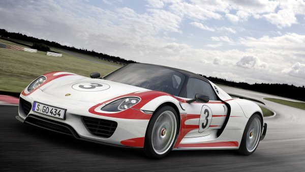 Този автомобил е в по-голям тираж - 918 бройки, като всяка струва поне $1 млн. Той държеше рекорда за най-бърз сериен автомобил на Северната дъга, като записа време от 6 минути и 57 секунди. Задвижва се от хибриден агрегат, включващ атмосферен V8 с обем 4,8 литра, роботизирана скоростна кутия PDK и два електромотора - по един на всяка ок. Съвкупната мощност е 887 к.с. и 1280 Нм.

Ускорението от 0 до 100 отнема 2,6 секунди, а максималната скорост е 345 км/ч (на независими тестове е записано е 2,5 секунди и 348 км/ч). Разстоянието от 1/4-миля отнема също 9,8 секунди, като това е доказано и от изданието Car&Driver.
