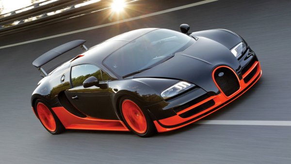 Изглеждаше, че Veyron 16.4 е границата, която няма как да бъде премината, но се появи версията Super Sport. При нея двигателят W16 с 4 турбини е форсиран до 1200 к.с., а максималният въртящ момент скача до умопомрачителните 1500 Нм, което е характерно за камиони, а не за леки автомобили.

Всъщност Bugatti Veyron 16.4 Super Sport едвам покрива изискването за сериен автомобил, тъй като от него са произведени само 30 бройки. Още 5 са направени във версията World Record Edition, която се отличава по оранжевия цвят на каросерията. Ускорението от 0 до 100 км/ч отнема 2,5 секунди, а максималната скорост е 415 км/ч (ограничението е заради гумите). Времето на 1/4-миля е 9,7 секунди
