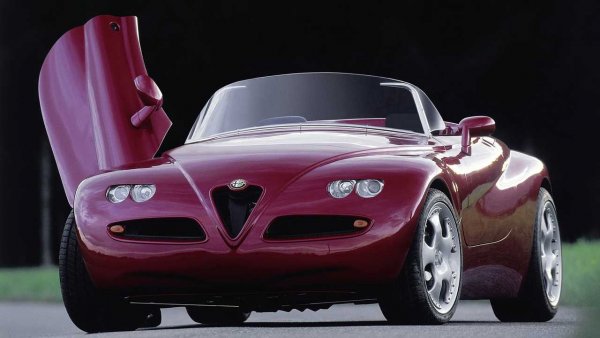 Issima е дело на известната с фантазиите си швейцарска компания Sbarro. В този случай, обаче, това не било самоволна инициатива, както сме свикнали да виждаме, а директна поръчка от страна на Alfa Romeo, които искали да видят възможно най-екстремния Spider.

Името Issima идва от италианската приставка за суперлативи (белисима, грандисима &ndash; б. ред.) А суперлативът в тази кола бил без съмнение нейният V12 двигател с 500 конски сили, който бил получен от комбинирането на два трилитрови V6 агрегата.