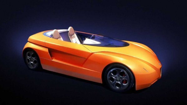 Centauri носи подписа на Centro Stile Alfa Romeo, но работата по него е дело на група млади дизайнери, които работели в департамента по дизайн и разработки на Fiat Group.

Тук се експериментирало повече с визия, отколкото със същността, а прототипът (както и Vola) бил базиран на Spider от  1996 година с неговия 3-литров V6.