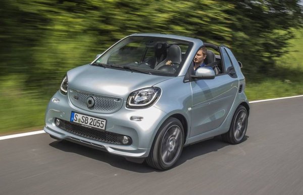 Преди години един от най-специалните автомобили, които можеха да зарадват феновете на малките модели, беше именно fortwo BRABUS (на снимката). В последната си версия неговият 0,9-литров турбо двигател на Renault развиваше 109 к.с. Марката вече предлага само електрически превозни средства, така че подобна мощна версия няма как да бъде на мястото си заради високите вредни емисии.