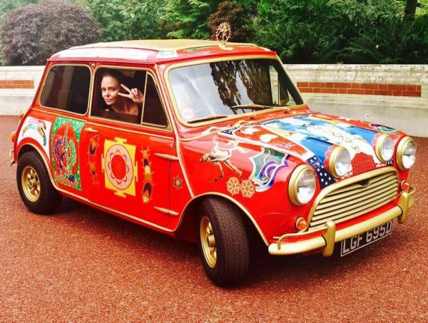 Тази неповторимо декорирана кола навремето е била на Джордж Харисън от "Бийтълс". Дамата вътре е Стела Маккартни, дъщерята на Пол Маккартни