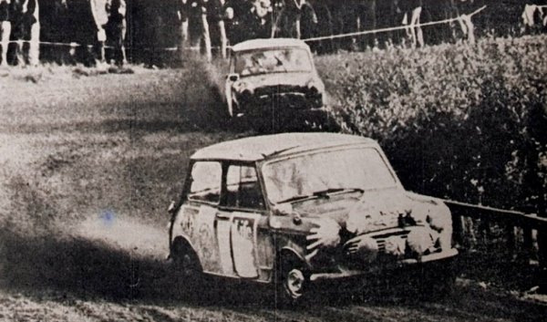 Два Mini Cooper S по време на рали "1000 езера", 1965