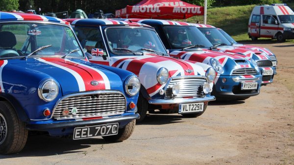 Еволюцията на марката - от производство на Austin и Morris до днешните версии под шапката на BMW (по правни и други съображения те се наричат MINI, с главни букви)