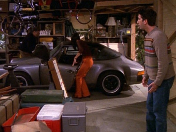 Феновете на &bdquo;Приятели&ldquo; вероятно знаят, че с първия си хонорар от серията Кортни си купува кола, при това не каква да е кола, а Porsche. Това е сива Carrerar 911 (993) с черен интериор, с което актрисата често е засичана по това време.

Тази версия на спортното купе се задвижва от 3,6-литров &bdquo;боксер&ldquo; с 272 к.с. и 330 Нв въртящ момент, като ускорява от 0 до 100 км/ч за 5,6 секунди и развива максимална скорост от 270 км/ч. 

Любопитно е, че по-късно в самия филм &bdquo;Приятели&ldquo; Моника получава Porsche от баща си, но това не е Carrera 993, а  Porsche 911 3.2 Carrera Targa от 1985 г.