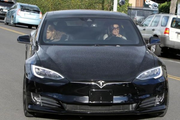 Подобно на много американски знаменитости Кортни Кокс може често да бъде видяна да шофира Tesla. Актрисата е притежавала няколко коли на марката, като последната от тях е Model X от 2020 г. Подобно на останалите й автомобили, колата е боядисана в черно, като има заден спойлер.

Преди това вездата от &bdquo;Писък&ldquo; и &bdquo;Приятели&ldquo; е притежавала и обновения Model S във версия P90D с 539 к.с. и 967 Нм (естествено, отново в черен цвят). 