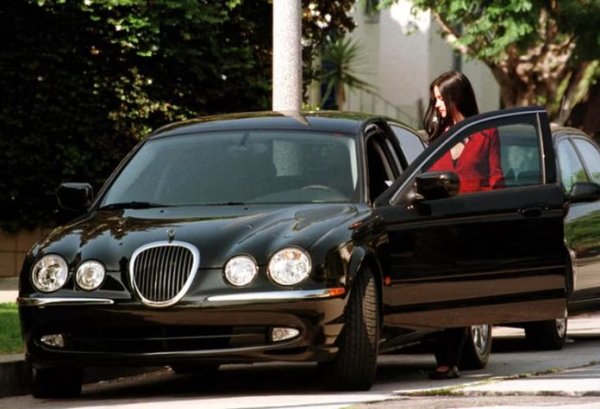 В края на февруари 2001 г. актрисата кара Jaguar S-Type - също черен, като повечето от нейните коли. Тогава клиентите в САЩ могат да избират  между два бензинови двигателя &ndash; 3,0-литров V6 или 4,0-литров V8, а на европейския пазар се предлага и 2,7-литров V6 турбодизел.

Същото превозно средство се появи и в музикалния видеоклип на популярната песен на Стинг - &bdquo;Desert Rose&ldquo; през 2000 г. и също беше използвано в реклама за популяризиране на моделите на британския производител, който по това време е под управлението на Ford.