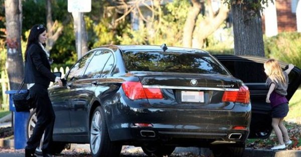 Актрисата се оказва фен не само на електромибилите, но и на хибридите. През лятото тя беше забелязана да вози дъщеря си в BMW 7-Series Active Hybrid. Седанът на филмовата звезда е оборудван с комбинация от 3,0-литров бензинов двигател и електромотор със съвкупна мощност от 316 к.с. и 450 Нм.

Кортни признава, че през годините е притежавала и други автомобили на баварската марка, както и на нейния конкурент Mercedes-Benz, но бързо се е разделяла с тях. Може би, защото, както каза и Мат ЛеБланк, те бързо са и омръзвали.