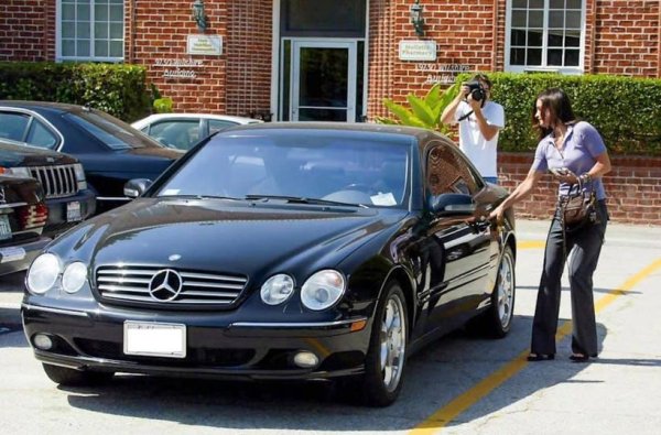 През май 2002 г. Кортни Кокс е за първи път е видяна зад волана на елегантното купе на Mercedes-Benz. Това е CL-Class (C215) - второто поколение на модела, предлагано между 2002 и 2006 г. В превод от немски името му означава Coupe Leicht (Леко купе) или Coupe Luxusklasse (Луксозно купе). 

Кортни кара версията CL 600, задвижвана от 5.8-литров V12 двигател (M137), развиващ 367 к.с. и 530 Нм. При нея ускорението от 0 до 100 км/ч отнема 6,3 секунди, а максималната скорост е 250 км/ч.