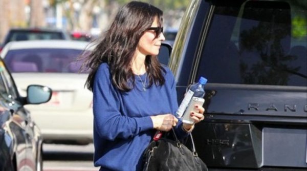 Range Rover е едни от най-популярните автомобили сред знаменитостите, особено за живеещите в Лос Анджелис (Калифорния). Просторен, универсален и оборудван с първокласни функции, Range Rover предлага всичко необходимо за безопасно и комфортно шофиране. Затова и не е изненада, че Кортни Кокс е притежавала няколко такива всъдехода през годините.

През 2015 г. актрисата е забелязана с Range Rover HSE. Черният SUV е от четвъртото поколение на модела, предлагано от 2012 до 2021 г. Кортни е притежавала и третата генерация на всъдехода (2002-2012 г.), като и тази кола е черна. В гаража на актрисата има и Velar (няма нужда да уточняваме цвета).