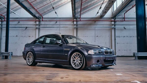 Този модел не трябва да се се бърка с BMW M3 GTR. Прототипът E46 M3 CSL V8 си остана в една бройка, като е създаден с определена цел. Оборудваният с 4,0-литров двигател S65VB40, развиващ 430 к.с. прототип е направен от BMW, за да служи като тестова основа за V8 двигатели, използвани от други модели на марката.