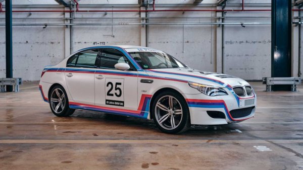 Точно като предишния автомобил, BMW M5 CSL E60 V10 също се превърна в прототип на нов високооборотен 5,5-литров V10, който развива 630 к.с. и достига пик при 8750 об/мин. За да се справи с огромна мощност, BMW създаде по-лек M5 CSL с карбонов покрив, седалки Recaro и без задни места, което спестява 150 кг. 