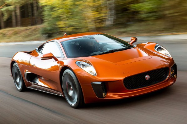 Макар бъдещето на спортния F-Type да не е толкова сигурно, колкото на останалите модели на Jaguar, компанията все пак работи по второ поколение на модела. И е много вероятно той да е със средноразположен двигател и дизайн, базиран на концепцията C-X75 от 2013 година (на снимката).

Следващото поколение F-Type би трябвало да е директен конкурент на Porsche 911 и навярно ще се предлага с конвенционални и хибридни задвижващи системи. Макар от Jaguar сериозно да са обмисляли дали и този модел да не стане изцяло електрически, наличието на няколко подобни екологични автомобила в гамата по време на излизането му, вероятно ще наклони везните към първата опция.