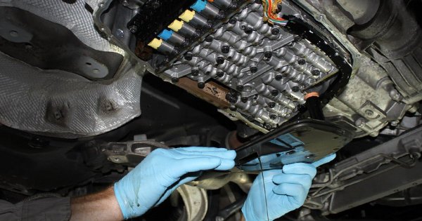 Повечето производители на автоматични трансмисии и CVT ограничават препоръките си до рядка проверка на нивото на работната течност. В сервизната книжка често изобщо не е посочена дори индикация за смяната. Практиката показва, че смяната на маслото трябва да става след около 60 000 км, но ако автомобилът е бил подложен на сериозни натоварвания, като теглене на ремарке, например, това означава по-честа смяна. И така маслото в скоростната кутия се превръща в консуматив. 

Същото важи и за раздатъчните кутии, редукторите на осите, ръчните скоростни кутии и многодисковите съединители.