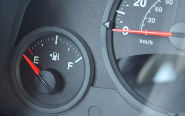 Всяка автомобилна компания, когато бъде попитана за евентуално загряване на двигателя, ще обясни, че колите им нямат нужда от него. Без съмнение съвременният двигател е много по-съвършен от този на автомобилите преди половин век, но всъщност няма принципна разлика между тях. 

Точно както скелетът на съвременния човек се състои от същите кости като този на кроманьонеца, сегашният ДВГ съдържа същите бутала, свързващи пръти и пръстени, които са известни от повече от сто години. И той също трябва да се съобразява с рязкото сгъстяване на маслото в студена. Съответно, при стартиране смазването е по-малко, а това увеличава износването.

Логиката е проста - преди да натоварите двигателя, трябва да му дадете възможност да загрее - поне малко. За да направите това, не е необходимо да стоите на едно място: можете да карате поне километър спокойно, като забравяте за резките ускорения.