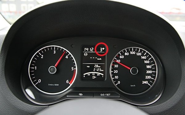 Понякога машините извършват бавно харакири. Например, указанията за „оптимално“ превключване на предавките на ръчни скоростни кутии под формата на стрелки, които светят в арматурното табло, правят лоша услуга. Те съветват да се премине на по-висока предавка много рано, принуждавайки двигателя да работи усилено при ниски обороти.

В същото време маслената помпа не осигурява достатъчно високо налягане на маслото и следователно частите на двигателя са подложени на повишено износване. Лагерите на коляновия вал страдат, а износва се и буталната група го получава. Всъщност при ниски скорости пръскането на масло в картера е малко и двойката бутало-цилиндър не е достатъчно смазана.

Съветът е прост: не винаги следвайте указанията и със сигурност не натоварвайте двигателя с голямо натоварване при скорости под 2500 об/мин при бензинови двигатели и 2000 при дизелови двигатели. Подобна ситуация се случва при автоматичните трансмисии, CVT и роботизираните кутии. Те се стремят бързо да превключват всички предавки по време на ускорение и да намалят оборотите на двигателя до почти празен ход, за да се впишат в екологичните стандарти.