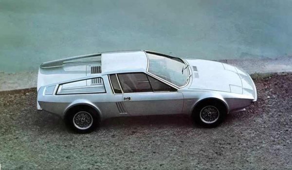 Първият сериен спортен автомобил на Audi със средно разположен двигател, легендарният R8, се появява едва през 2006 г. Идеите за този формат обаче се въртят във въздуха много преди това, а един от най-ранните и впечатляващи примери е концептуалният Audi Coupe Speciale Mittelmotor от 1974 г.

Честно казано, този впечатляващ автомобил не е създаден от самото Audi, а от италианското студио Pietro Frua. По това време то се опитва да пробие в елита на автомобилния дизайн, където отдавна са големи имена като Pininfarina, Ghia, Zagato и Bertone.
