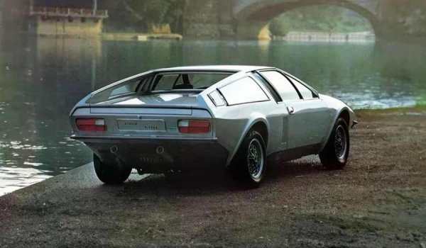 Представен на автомобилното изложение в Женева през 1974 г., концептуалният модел е базиран на серийното Audi 100 Coupe S, но е радикално модифициран. Най-забележителното е, че каросерията е напълно преработена, което прави колата да изглежда по-скоро като Maserati, отколкото като типично Audi от епохата.

Втората основна промяна е в шасито. Двигателят, стандартен 4-цилиндров с мощност 112 к.с., е преместен в средната част на каросерията. Въпреки че шефовете на Audi, присъстващи в Женева, са впечатлени от концепцията, сътрудничество с Frua не последва. Така този зашеметяващ автомобил остана единствен екземпляр.
