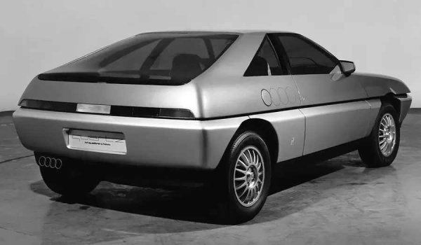 Полученият проект има остри ъгли и футуристичен вид. Каросерията е изработена от смес от въглеродни влакна, кевлар и полиуретан, подсилен със стомана, и няма нищо общо със серийното Quattro. Въпреки това, автомобилът остава технически непроменен, като оригиналното шаси, двигател и трансмисия със задвижване на всички колела са запазени.

Концепцията, наречена Audi Quartz, е показана за първи път пред публика на автомобилното изложение в Женева през 1981 г. Колата предизвиква доста голям фурор и няколко богати посетители дори проявяват интерес да я закупят. Нито Audi, нито Pininfarina обаче планират да пуснат модела в производство. Жалко, защото Quartz можеше да бъде много ярко допълнение към историята на марката.
