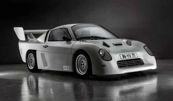 Audi Quattro е проектиран с мисъл за доминация в ралитата, като пътната версия е разработена единствено за целите на хомологацията. Самият проект Quattro обаче поражда няколко експериментални коли, включително версия със средно разположен двигател на прочутия рали автомобил. Сред по-малко известните прототипи, които се появяват от програмата Quattro, се откроява енигматичният RS 002.

През 80-те години на миналия век за проекта за средно разположен Quattro е натоварен Роланд Гумперт, който тогава отговаря за Audi Motorsport. Основната цел е да се подобри разпределението на теглото, но Гумперт ръководи и по-радикален проект, а именно RS 002. Прототипът е създаден за новата категория на FIA - Group S, която трябва да даде на автомобилните компания дори повече свобода от скандалната Group B. Group S обаче така и не стартира.
