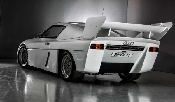 RS 002 получава напълно нова каросерия с усъвършенствана аеродинамика. Въпреки факта, че е базиран на елементи от Quattro, както шасито, така и двигателят са доста преработени. Последният е увеличен до щурите 690 конски сили, което с минималното тегло на автомобила го прави потенциално невероятно бърз.

След като световната автомобилна федерация закрива проекта Group S, без да участва в нито едно състезание RS 002 е оставен като единствен екземпляр. Въпреки това е трудно да не се запитаме дали Audi щеше да продължи с пътната версия, ако състезателният RS 002 действително беше стигнал до стартовата линия.
