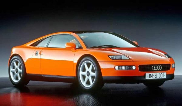 Около десетилетие след дебюта на оригиналното Quattro, Audi представя друг вълнуващ модел със задвижване на всички колела. Впечатляващото двуврато купе с подвижен покрив, наречено quattro Spyder, дебютира на автомобилното изложение във Франкфурт през 1991 г. и веднага предизвиква буря от вълнение.

Със своята елегантна алуминиева каросерия, колата прилича повече на Ferrari, отколкото на всичко друго, което Audi продава по това време, а концепцията е посрещната с безрезервно одобрение както от обществеността, така и от медиите.
