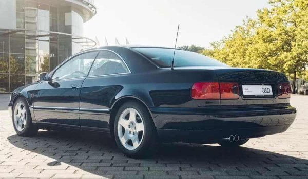 В техническо отношение, прототипът получава същия V8 двигател и автоматична трансмисия ZF като серийния A8. Ако обаче колата беше стигнала до конвейера, гамата вероятно щеше да включва версия с двигател с мощност 335 конски сили от S8, поне като опция. За съжаление, тя така и не влиза в серийно производство, което е жалко, защото двувратото A8 изглежда наистина впечатляващо отвън.
