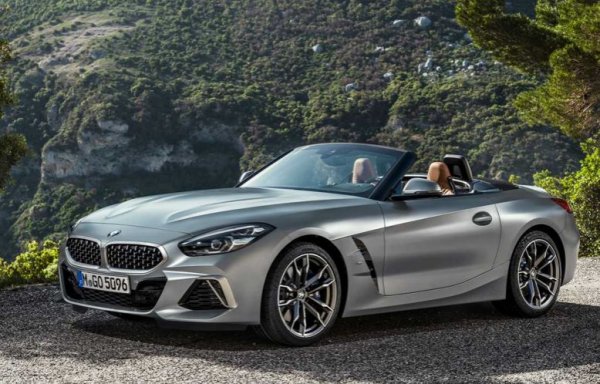 Да, BMW Z4 не е евтин роудстър, но не и най-скъпият. В Германия версията с 2,0-литров турбомотор със 197 к.с. и 320 Нм струва около 42 000 евро. Със свалящия се покрив всичко е наред, но може да имате претенции към динамиката на базовия двигател. Машината с дължина 4,32 метра тежи внушителните 1,5 това. За сравнение, Mazda MX-5 с покрив от тъкан е по-къса с 30 мм, има също двигател с обем 2,0 литра, но  нейното тегло е 1,1 тона.