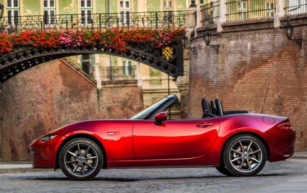 Един от най-приятните за каране автомобили – MX-5, се произвежда от 30 години и е сред най-достъпните на пазара. Той е истинска класика, въпреки че прибиращите се фарове отдавна са история. Любопитното е, че покрива се изважда на ръка, а големият недостатък е отсъствието на турбомотор в гамата. И ако „братчето“ Fiat/Abarth 124 Spider е достъпно с 1,4-литров турбомотор с 4 цилиндъра, то MX-5 предлага избор между атмосферни двигатели с обем 1,5 и 2,0 литра. Цените в Германия стартират от 30 000 евро.