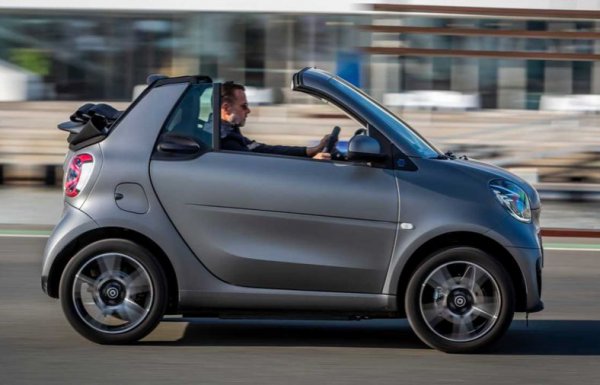 Въпреки отказа от двигатели с вътрешно горене и по-сложните имена на моделите, SmartEQ Fortwo Cabrio си остава един от достъпните кабриолети на пазара. В Германия неговата цена статира от 25 000 евро. Затях получавате прибиращ се свалящ се покрив, но в крайна сметка заради малките размери не се чувствате като в истинските кабриолет. Задвижването става с електрмотор с 90 к.с. и 160 Нм, който превръща Fortwo в сравнително бърза градска кола. Проблем е малкият пробег от едва 150 км.