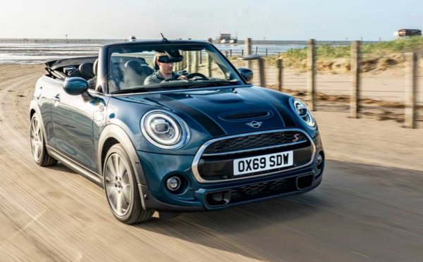 Само на едно място от върха се оказва кабриото на Mini, за което дилърите в Германия искат минимум 24 000 евро. За тази сума, естествено, няма да получи версията Cooper S, която развива 192 к.с., а вариант с 1,5-литров турбомотор с мощност 102 к.с. Но пък и с тази версия е доста приятна за каране.