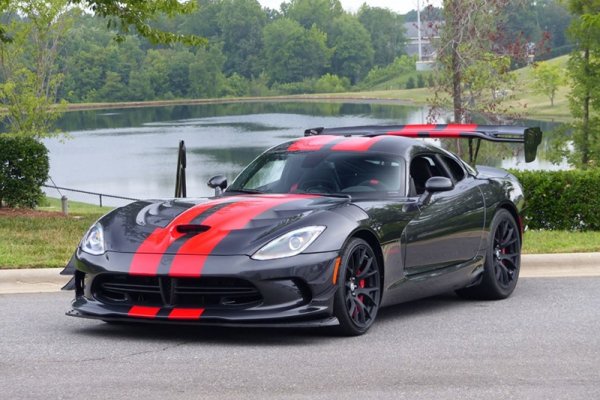 Въпреки, че Viper е един от най-удивителните, най-дръзки и най-непримирими автомобили в историята, той така и се успява да се наложи. Причините са чисто икономически, тъй като производството му е прекалено скъпо. Моделът е подобряван непрекъснато, но и това не му помага и в крайна сметка Dodge се отказа окончателно от него.