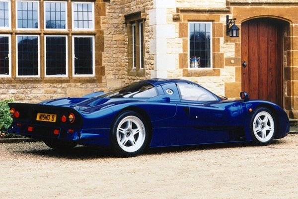 В средата на 90-те години Nissan развива програмата си за участие в "Льо Ман", като така и не печели състезанието. Резултатът от хомологацията е R390 - суперкола с туин-турбо V8 VRH. Този мотор е с основата на всеки V8 на McLaren в момента, като Nissan прави два прототипа, но те не се харесват, а и състезателната версия също се проваля. В наши дни колата може да се срещне само във видеогрите.