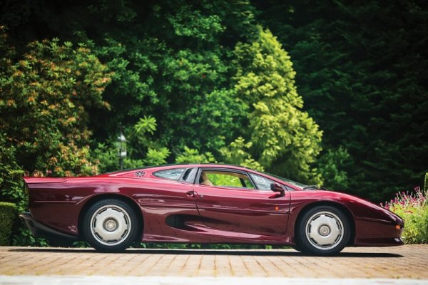 Двигателят V12, който в процеса на разработка се превръща във V6, и интериорът с материали от предишното десетилетие подписват присъдата на тази кола. Самият мотор с обем 6,2 литра и мощност 500 к.с. е предназначен за участие в състезание, като именно с него Jaguar XJR-9 печели "24 часа на Льо Ман", като това става в годината, в която е създаден концептуалният XJ220. 