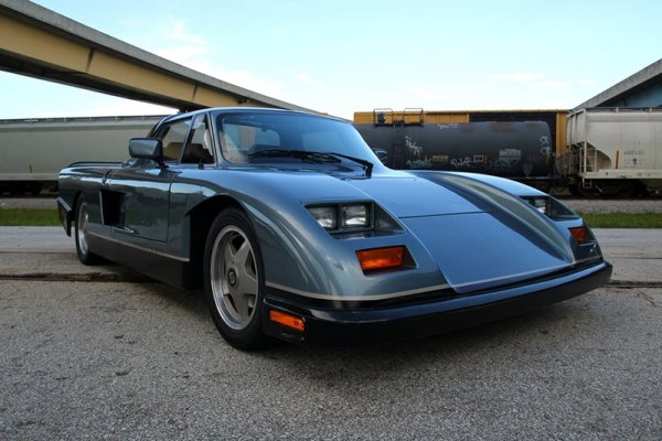 Този автомобил разчита на 2,2-литров мотор Chrysler, който е достатъчен за ускорение от 0 до 100 км/ч за 5 секунди. Това съвсем не е лошо постижение за края на 80-те години на миналия век. На пистата  Consulier може да се пребори с всеки конкурент, но е факт, че изглежда ужасно.