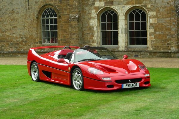 Въпреки, че този автомобил разполага с един от най-забележителни силови агрегати в историята, той бързо е намразен от представителите на автомобилната мощност. Те смятат, че е непропорционален на вид и ужасен за управление, като не заслужава да бъде сравняван както с предшественика си - култово F40, така и съвременните си - Bugatti EB110 и McLaren F1.