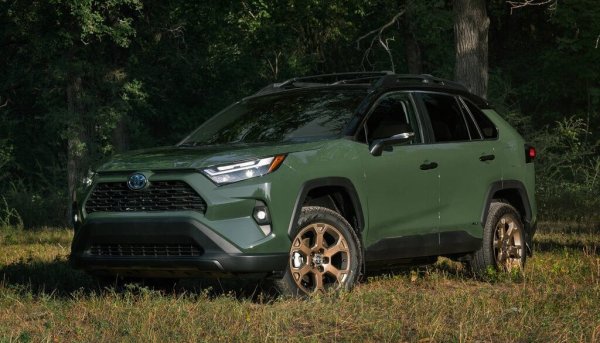 Досегашното поколение е на пазара вече девета година, но това не отказва почитателите му. Все пак продажбите намаляват с 14 на сто на годишна база. Новото, шесто поколение трябва да дебютира и в България през тази година. 
