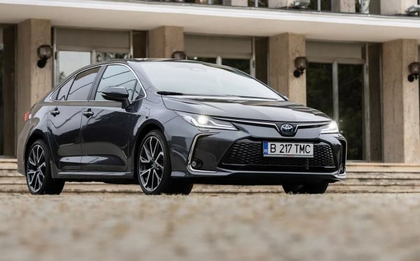 Вносителите на Toyota доста форсираха продажбите в края на миналата година, за да се доберат до първото място при марките на българския пазар. През януари идва очакваният спад - 34% по-малко регистрации, отколкото през декември, и 26% по-малко от първия месец на миналата година. Все пак 9-годишната вече Corolla ще остане важен играч на нашия пазар и тази година. Въпросът е какво ще се случи, когато най-после новото поколение дебютира през 2027 - и дали то ще е в състояние да запази стартовата цена, която сега поставя седана в една и съща категория с бюджетните малолитражки от В-сегмента. 
