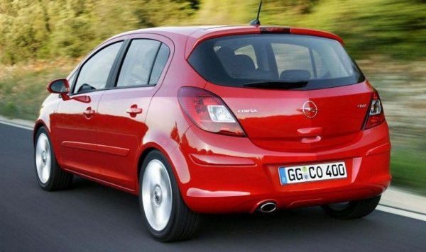 Спрямо 2023: 1% ръст

Някога Corsa бе един от трите най-внасяни автомобила в България. Но в последното десетилетие интересът към суперминито намалява и то е вече на ръба на Топ 20. Любопитно е обаче, че 142 от тези регистрации се падат на електрическата Corsa E, която е на пазара по-малко от четири години. Не са включени 6 бройки Vauxhall Corsa, макар че, ако не броим емблемата и позицията на волана, двата автомобила са идентични. 
