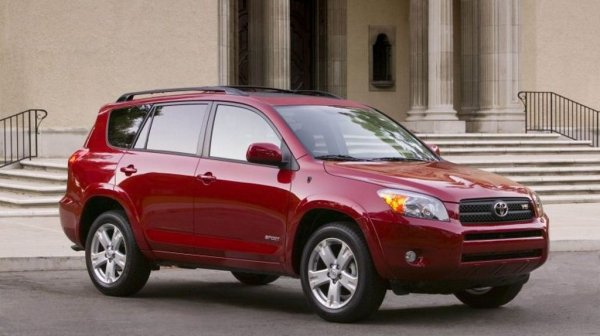 Спрямо 2023: 27% ръст

Интересът към RAV4 расте без колебания в последните години, но все още японският модел си остава едва третият най-продаван SUV в България. По-голямата част от внесените тази година бройки са дизелови - нищо, че Toyota преди много години спря предлагането на такова задвижване за Европа. За последните два месеца са добавени 576 регистрации. 
